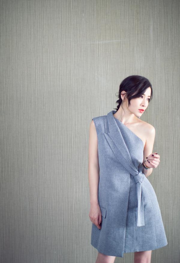 《泄密者》发布会佘诗曼解锁气场系潮范儿穿搭