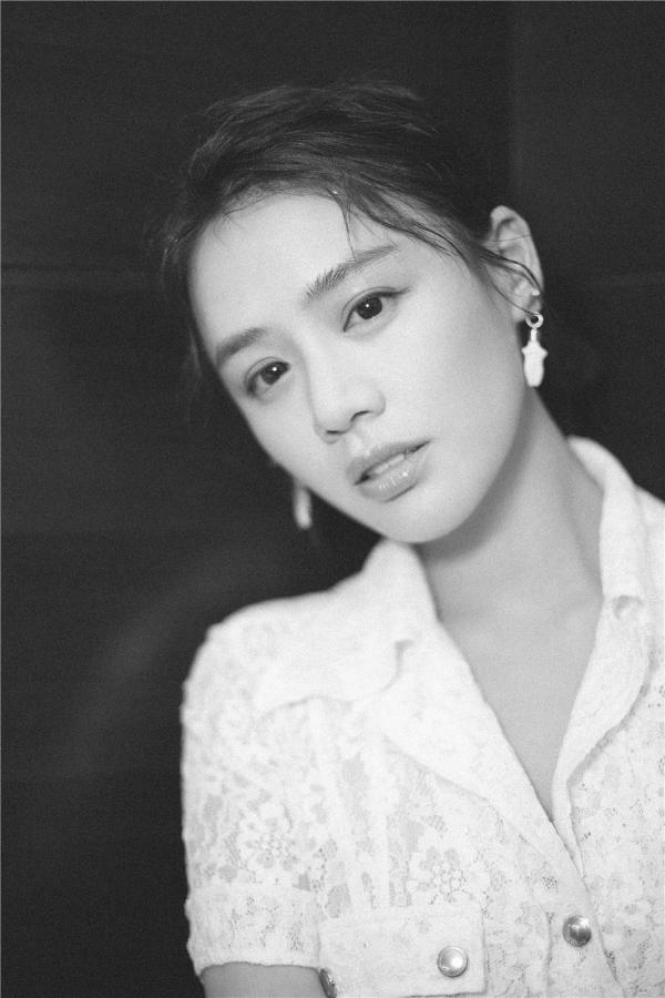马思纯最新写真曝光清新甜美文艺感十足
