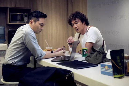 《泄密者》“危境情长”海报全球首发经典港片组合“敢拍”重聚