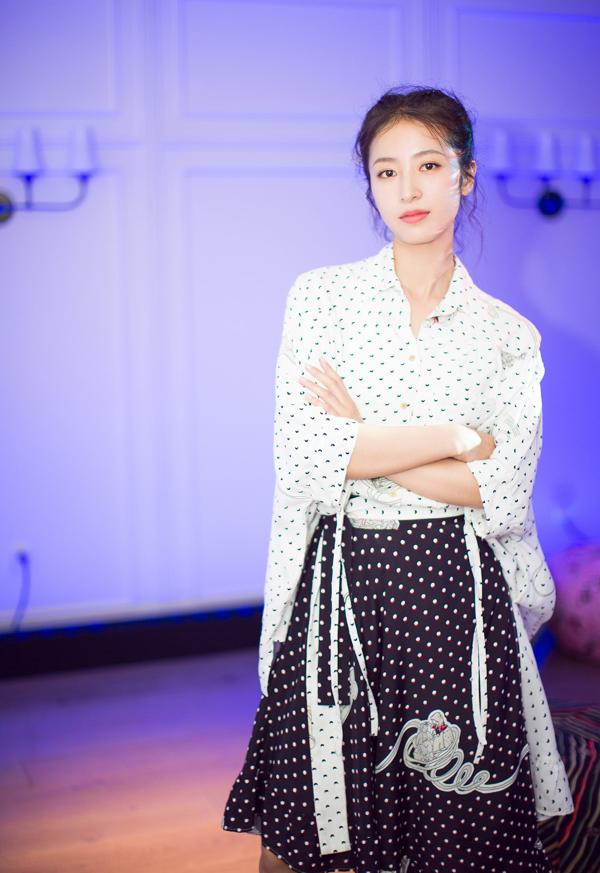 周雨彤亮相品牌活动黑白波点简约范