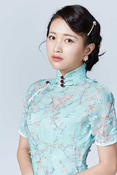 话剧《潜伏》曝主演定妆照 包文婧翠平形象首公开