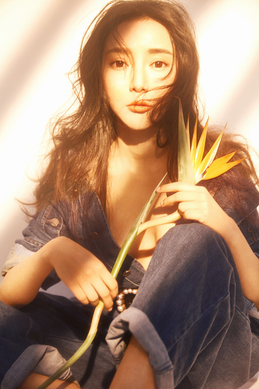 王馨瑶自然风写真小麦肤色诠释不一样的性感