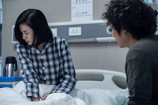 《泄密者》“危境情长”海报全球首发经典港片组合“敢拍”重聚