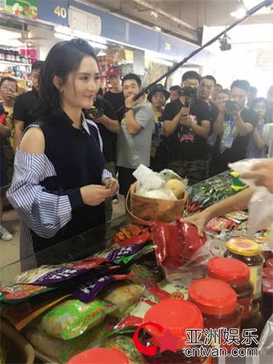 谢娜买菜遭围观 究竟是录制什么节目？