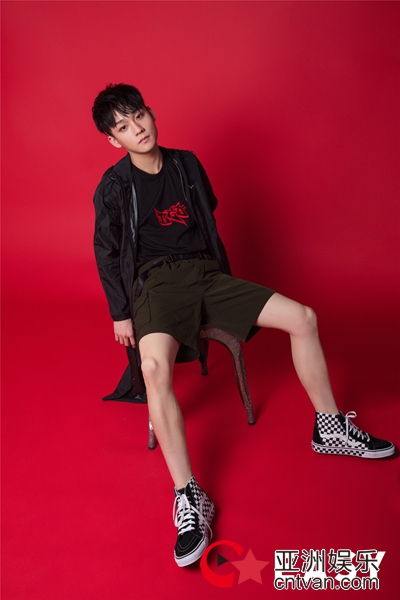 胡致邦EASY时尚大片曝光——猫系少年的色彩魔法