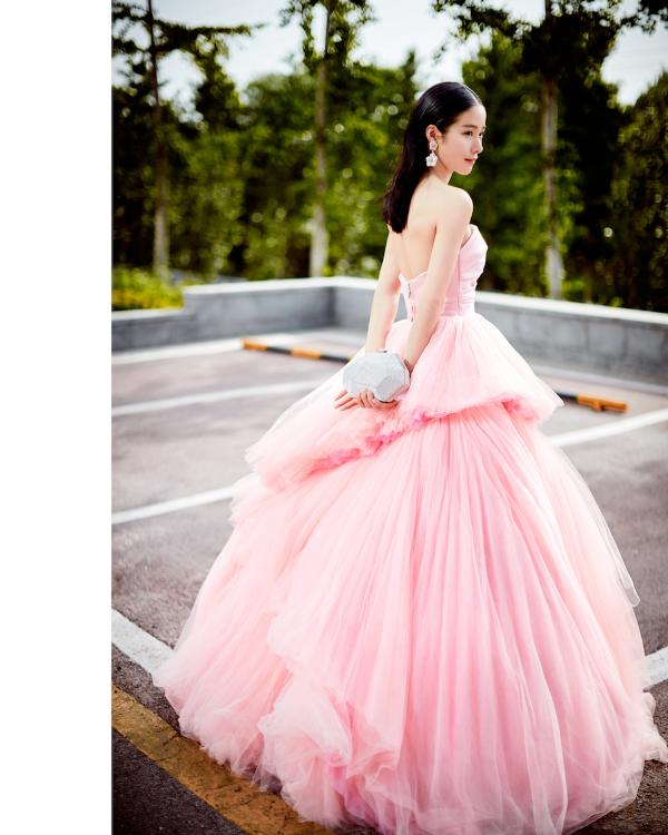 江一燕出席大影节闭幕式：希望用作品传递正能量