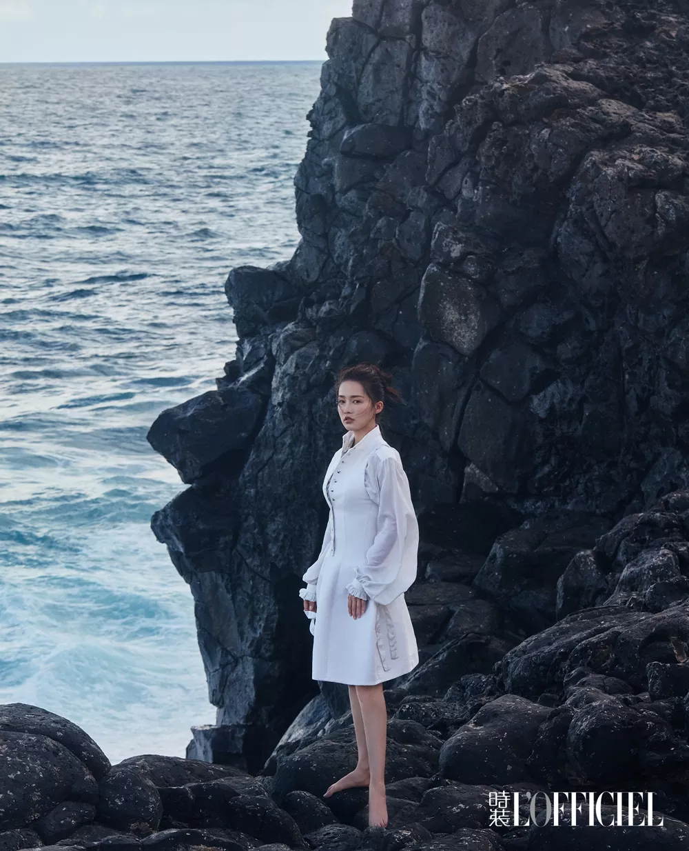 李沁《时装》悬崖封面大片曝光踏浪起舞白裙飘逸