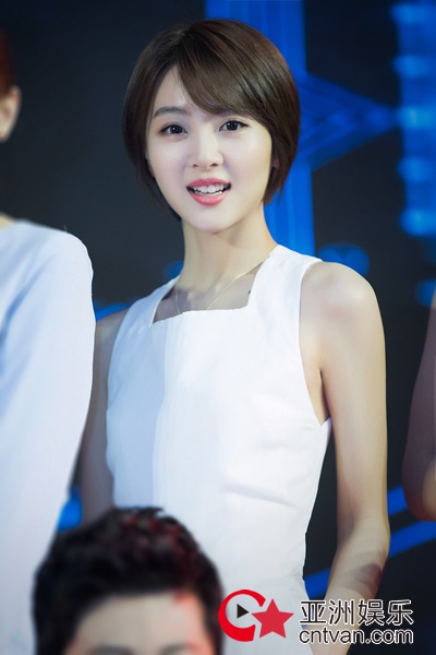 秦鸣悦挑战技术爆棚“黑客” 《风暴舞》开机首秀