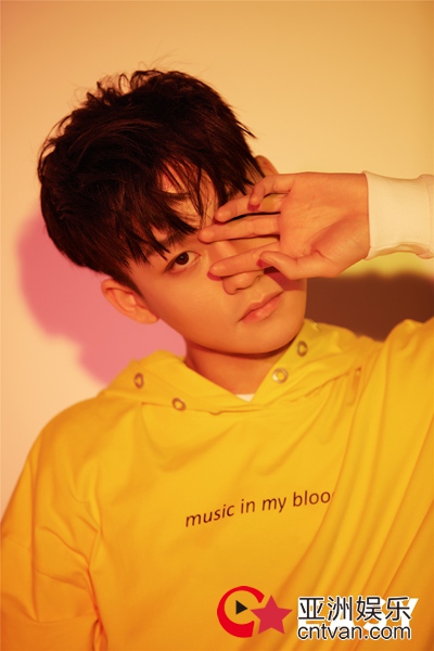 胡致邦EASY时尚大片曝光——猫系少年的色彩魔法