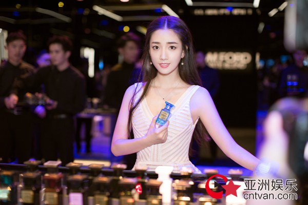 新晋演员马梦唯优雅现身TOM FORD品牌展，演技不俗未来可期