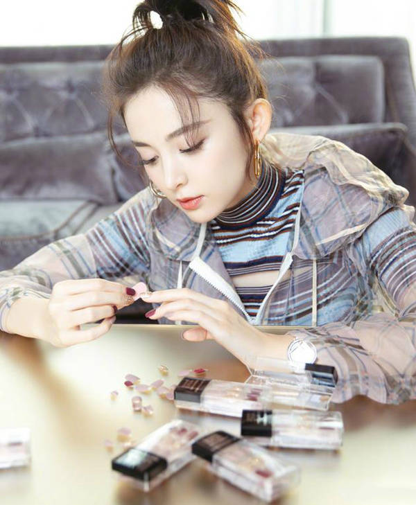 古力娜扎贴美甲片眼神专注美丽动人