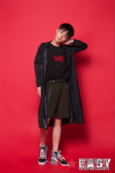 胡致邦EASY时尚大片曝光——猫系少年的色彩魔法