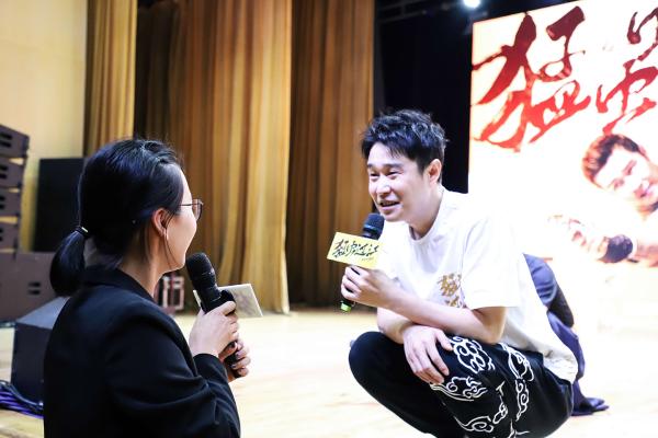 《猛虫过江》全国路演笑出江苏小沈阳潘斌龙妖娆尬舞