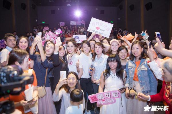 《我是你妈》母亲节温情上映 郑州路演闫妮邹元清狂秀“母女恩爱”