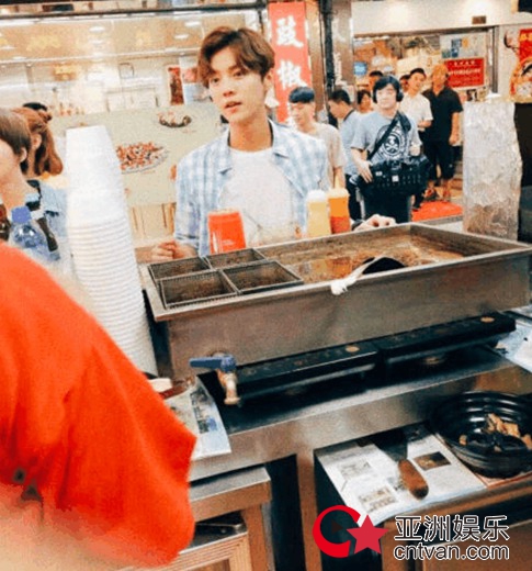网友澳门偶遇鹿晗 现身街边小摊开启吃货模式！