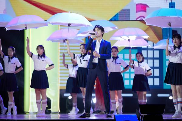 吴克群亮相大影节闭幕典礼献唱《为你写诗》嗨翻全场