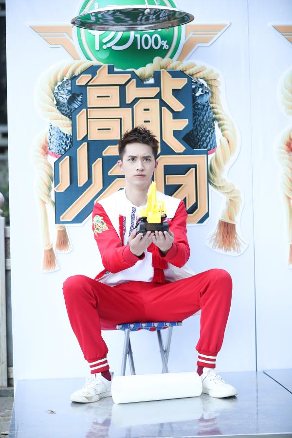 许魏洲《高能少年团》变“番茄炒蛋”被本命年支配红袜抢眼