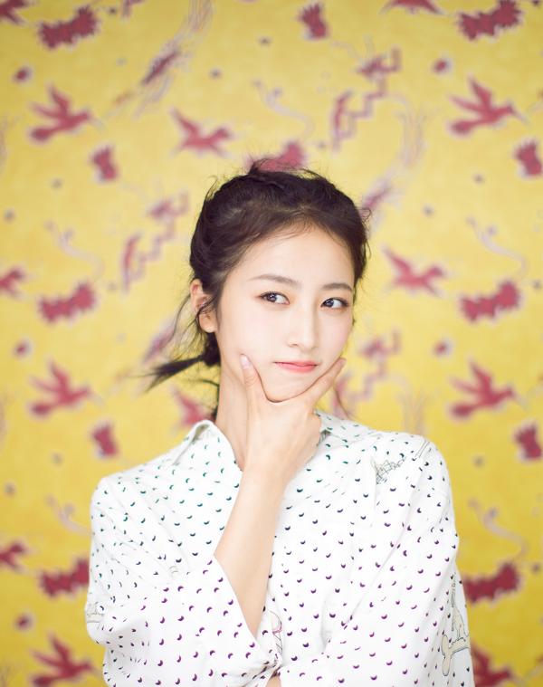 周雨彤亮相品牌活动黑白波点简约范