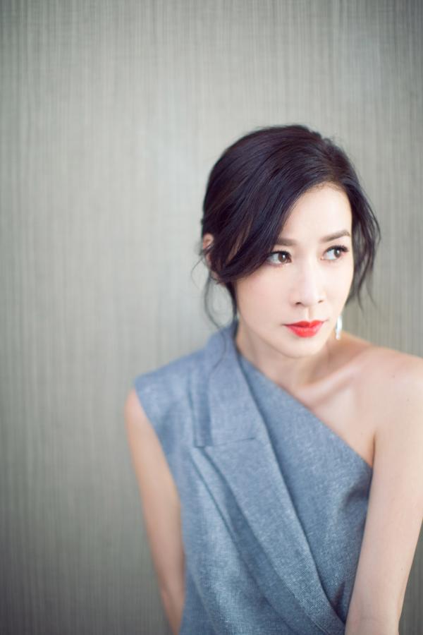 《泄密者》发布会佘诗曼解锁气场系潮范儿穿搭