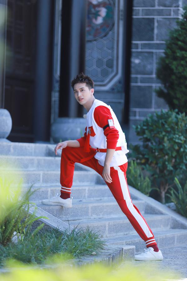 许魏洲《高能少年团》变“番茄炒蛋”被本命年支配红袜抢眼