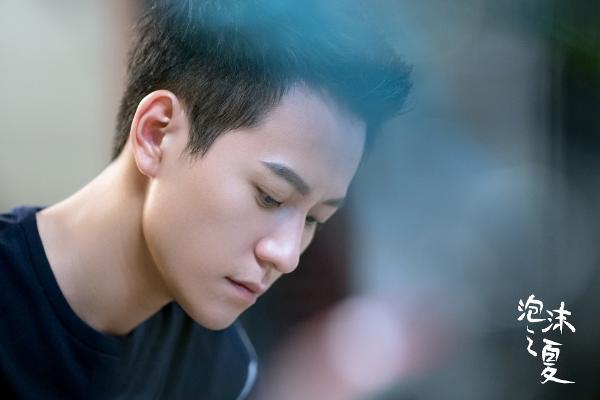 《泡沫之夏》秦俊杰气到吐血翻牌粉丝被评“爱豆界的泥石流”