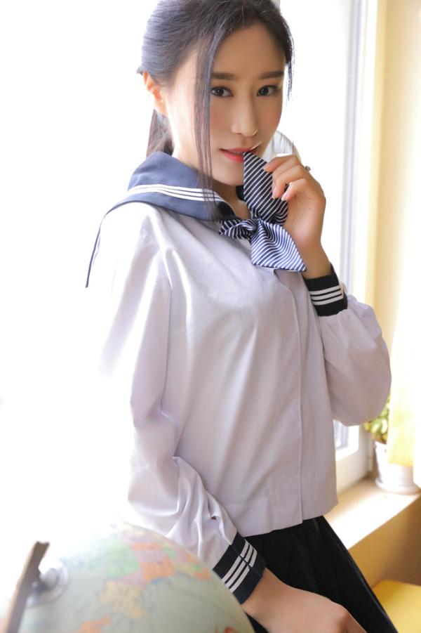 晶女郎韩昕怡学生制服拍写真回眸一笑清纯撩人
