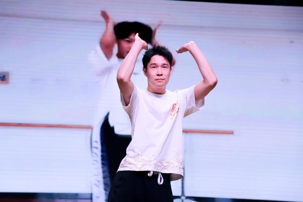 《猛虫过江》全国路演笑出江苏小沈阳潘斌龙妖娆尬舞