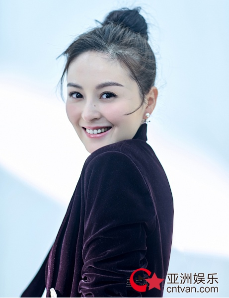 戴娇倩曝质感西服写真 甜美丸子头靓出新高度