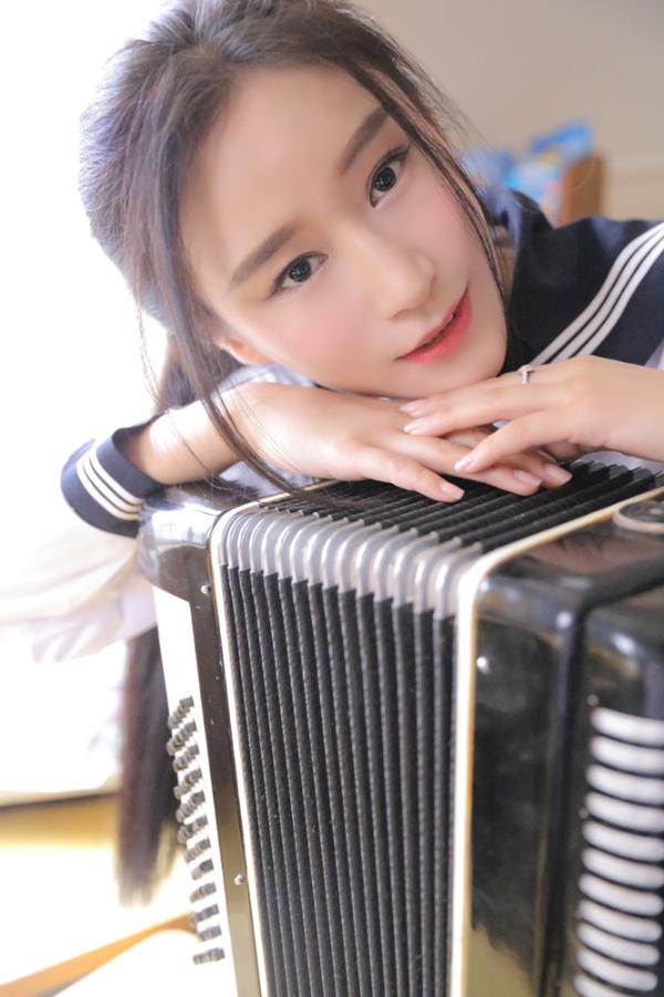 晶女郎韩昕怡学生制服拍写真回眸一笑清纯撩人