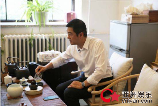 李亚鹏谈王菲 当年离婚是王菲提出的？