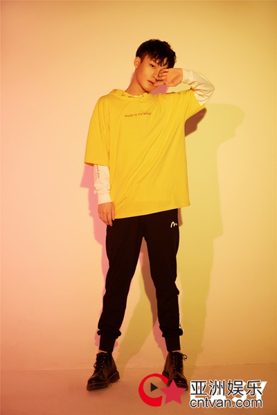 胡致邦EASY时尚大片曝光——猫系少年的色彩魔法