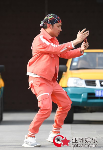 王祖蓝《奔跑吧》多重身份上线 百人拔旗尽显奔跑精神