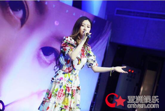 郭恩嘉生日会献唱柔版“带你去旅行”，感动粉丝引发百人大合唱