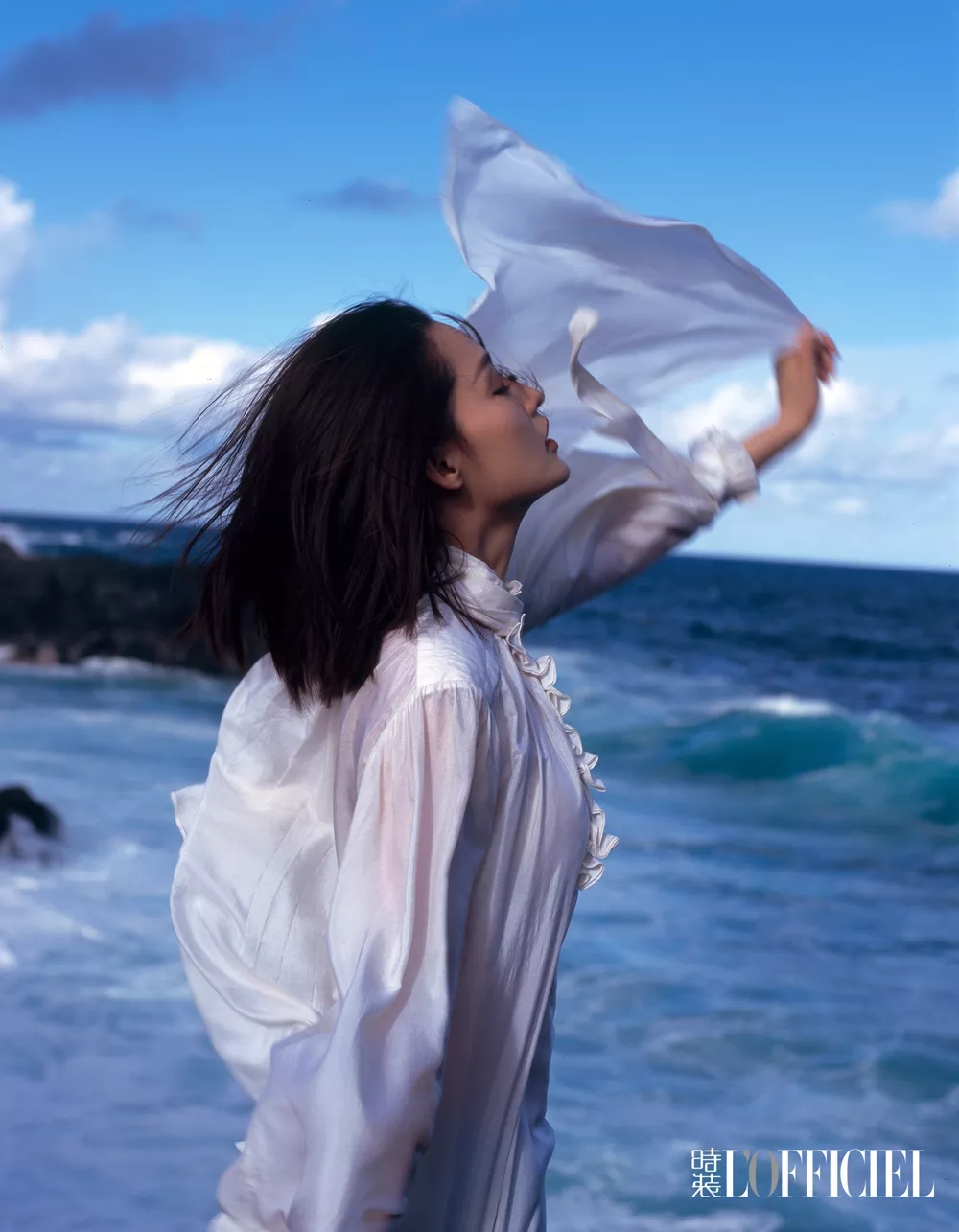 李沁《时装》悬崖封面大片曝光踏浪起舞白裙飘逸