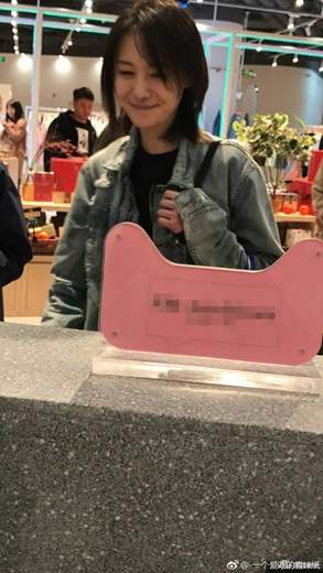 网友偶遇郑爽 一身牛仔逛街扫货!