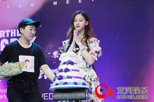 郭恩嘉生日会献唱柔版“带你去旅行”，感动粉丝引发百人大合唱