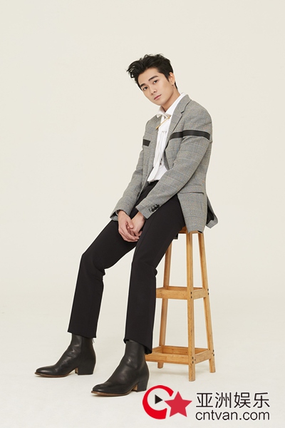 演员邓竞时尚大片潮范儿十足 尽显青春风范