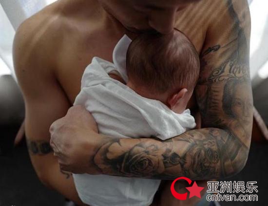 余文乐半裸抱儿子 余文乐纹身竟然大有来头!
