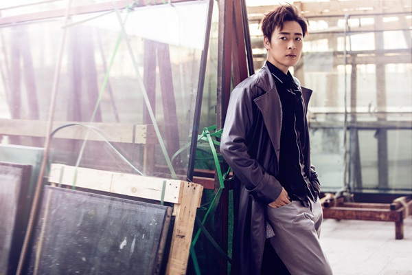 张桐全新写真曝光 尽展雅痞成熟魅力