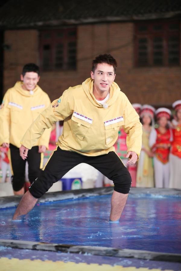 许魏洲《高能少年团》变“番茄炒蛋”被本命年支配红袜抢眼