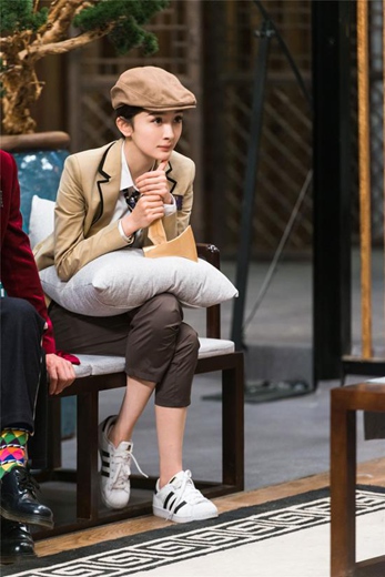 杨幂复古男装造型曝光 上演狐狸侦探！