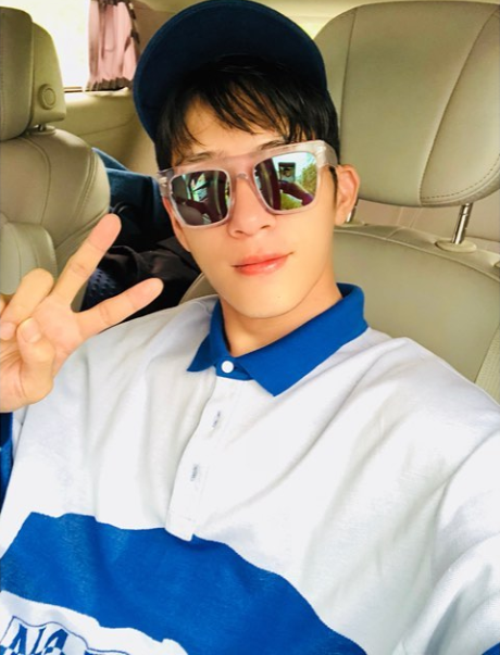 井柏然穿校园风Polo衫青春纯净