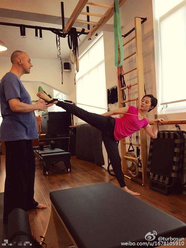 昆凌体重曝光，竟然比产前还瘦6斤