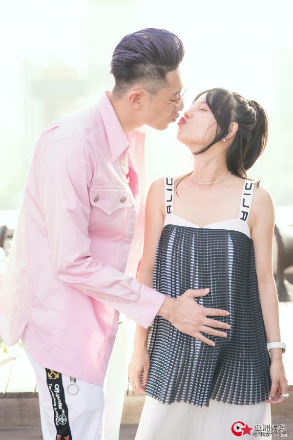 张嘉倪晒全家福 老公的这个动作超甜蜜！