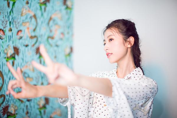 周雨彤亮相品牌活动黑白波点简约范