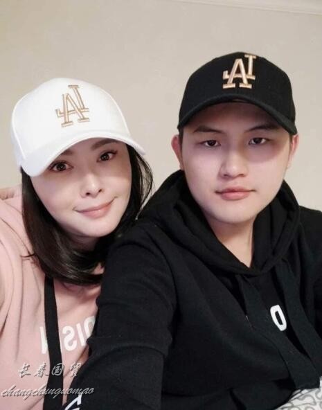 萧淑慎与小15岁老公自拍合影曝光