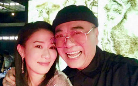 欧阳震华为佘诗曼庆生 男神被喊大爷!