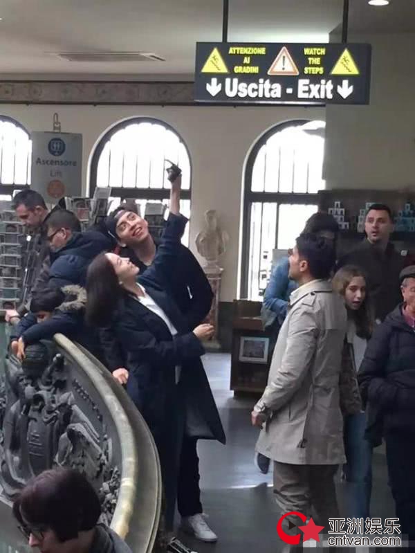 王大陆搂肩女助理 恋情又有新情况？