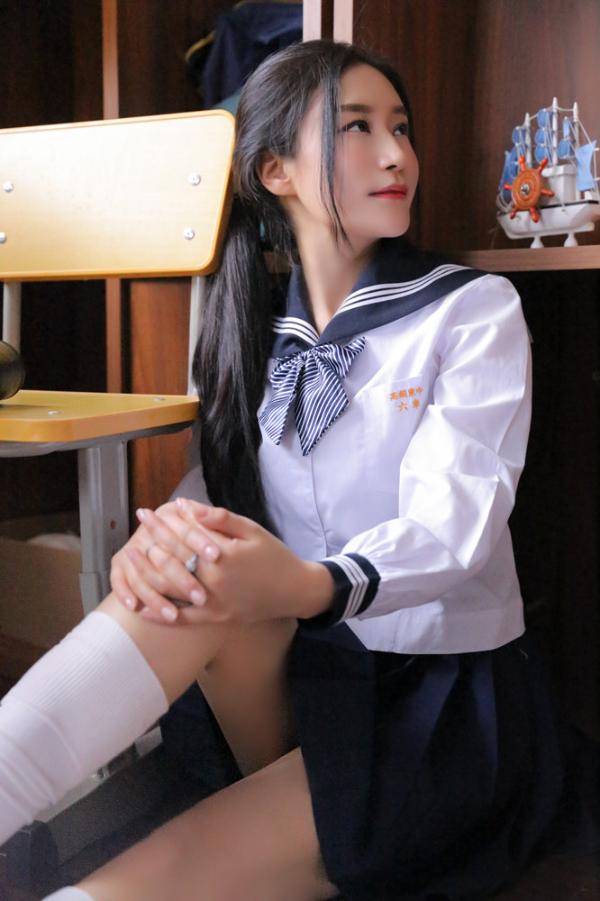 晶女郎韩昕怡学生制服拍写真回眸一笑清纯撩人