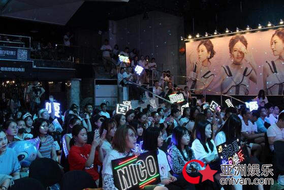 郭恩嘉生日会献唱柔版“带你去旅行”，感动粉丝引发百人大合唱